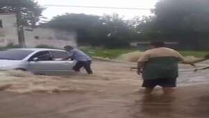 Video: dramático rescate de conductora atrapada por raudal en Lambaré - Nacionales - ABC Color