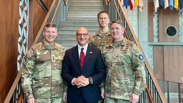 Llegan militares de EEUU para conferencia de ejércitos