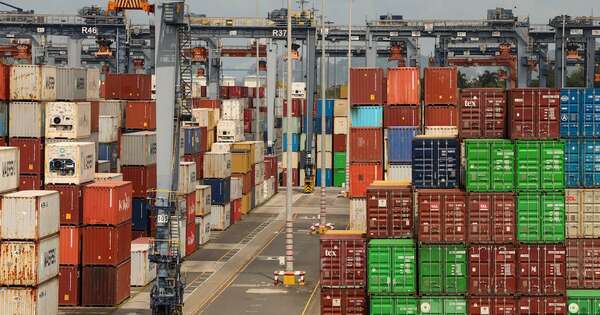 La Nación / Panamá toma el control de dos puertos del canal que operaba una empresa china