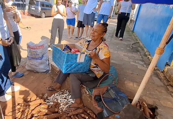 UPD diferente en San Pedro: alumnos ayudan a una humilde vendedora de mandioca