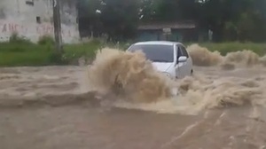 Lambaré: vecinos salvan a mujer en pleno temporal