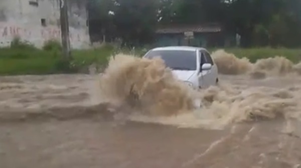 Lambaré: vecinos salvan a mujer en pleno temporal