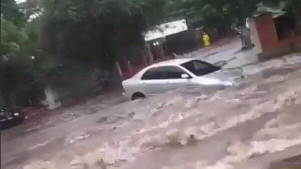 Vecinos salvaron a conductora que fue arrastrada por un raudal en Lambaré