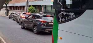 Padres generan embotellamiento frente al Colegio Cristo Rey - Nacionales - ABC Color