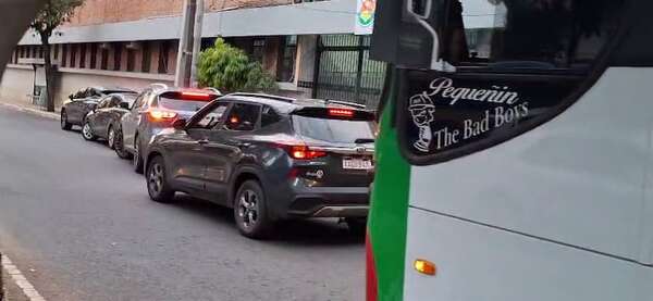 Padres generan embotellamiento frente al Colegio Cristo Rey - Nacionales - ABC Color