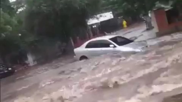 Vecinos salvaron a conductora que fue arrastrada por un raudal en Lambaré