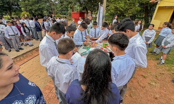 Niños de Coronel Oviedo reciben libros en el primer día de clases - OviedoPress