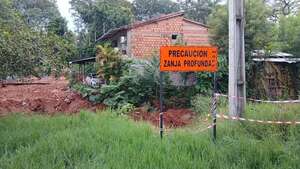 Zanja abierta del MOPC pone en peligro a vecinos del barrio Rosedal en Villa Elisa - Nacionales - ABC Color