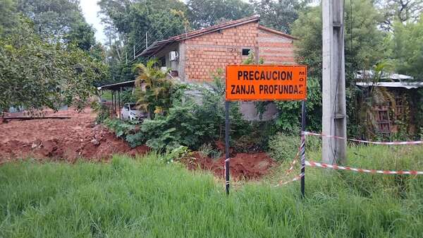 Zanja abierta del MOPC pone en peligro a vecinos del barrio Rosedal en Villa Elisa - Nacionales - ABC Color