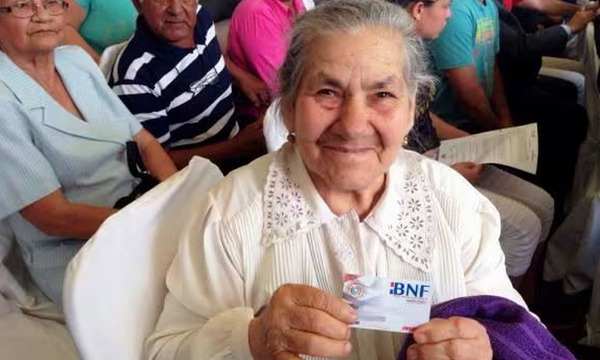 Adultos mayores de 70 años ingresan hoy al programa de pensión - OviedoPress