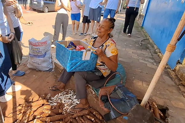 Alumnos celebran UPD ayudando a una humilde vendedora de mandioca - Noticiero Paraguay