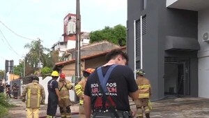 Bomberos controlan gran incendio en depósito de Asunción