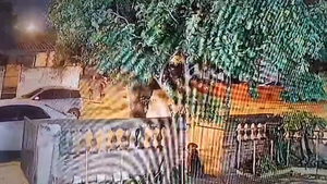 Tres jóvenes atacan a un hombre dentro de su vivienda y lo despojan de su aparato celular en R.L. Pettit