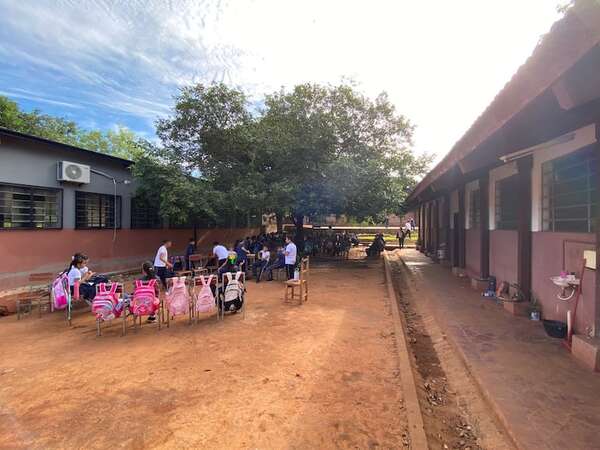 Instituciones educativas inician clases bajo árboles en Arroyito - Nacionales - ABC Color
