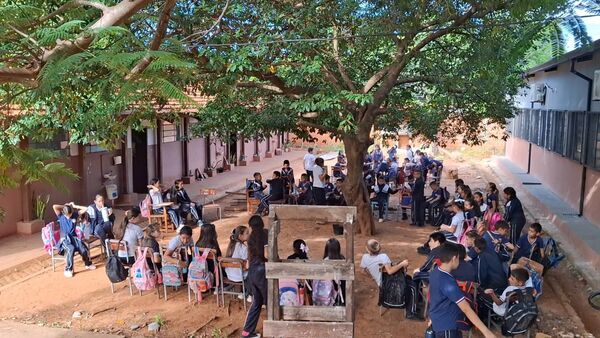 Alumnos inician clases bajo árboles en Arroyito por falta de aulas seguras - Concepción al Día