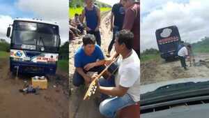 Urge ruta asfaltada en Alto Paraguay: Bus queda atrapado dos días y pasan el tiempo con música paraguaya