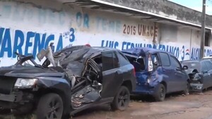 En Fernando de la Mora denuncian acumulación de autos chatarra a metros de la Municipalidad