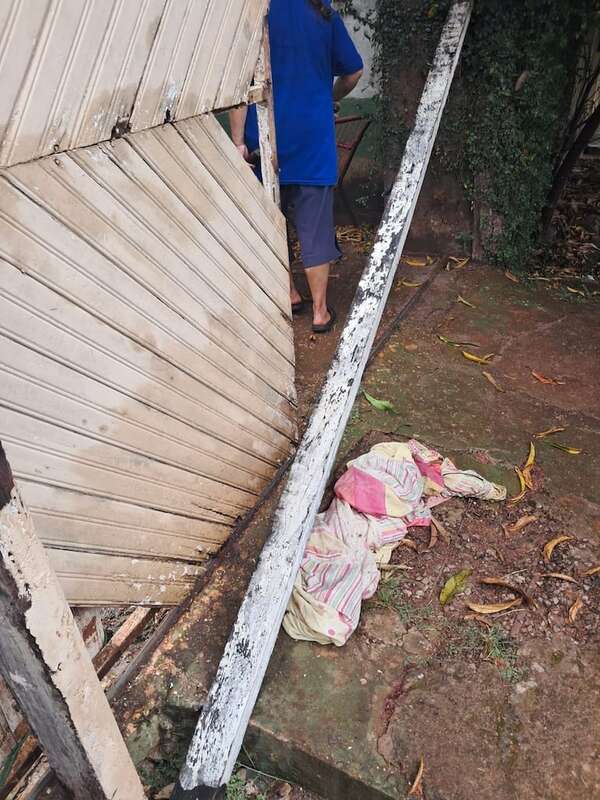 Intentó abrir un portón deteriorado y murió al caerle un tirante en la cabeza - ABC en el Este - ABC Color