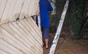 Hombre muere al caerle un tirante cuando abría un portón