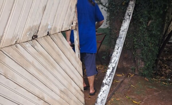 Hombre muere al caerle un tirante cuando abría un portón