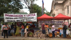 Mujeres del campo donan alimentos en celebración al Día de la Mujer Paraguaya