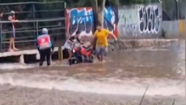 Video: Dramático rescate a una delivery de un caudaloso raudal en Asunción