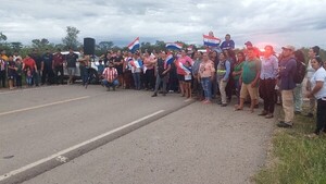 Pobladores de Carmelo Peralta se manifiestan contra la ANDE y realizan cierre de la ruta PY15