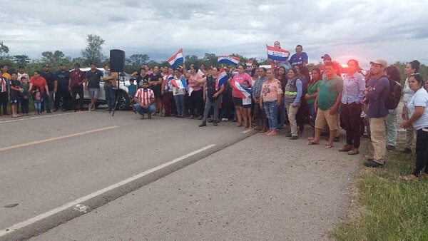 Pobladores de Carmelo Peralta se manifiestan contra la ANDE y realizan cierre de la ruta PY15