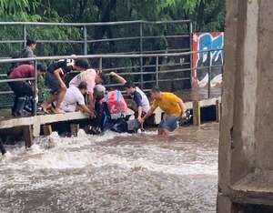Repartidora fue salvada de ir al desagüe - Nacionales - ABC Color