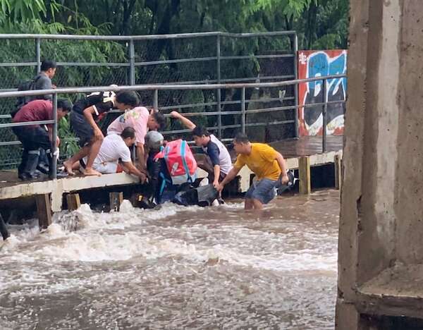 Repartidora fue salvada de ir al desagüe - Nacionales - ABC Color