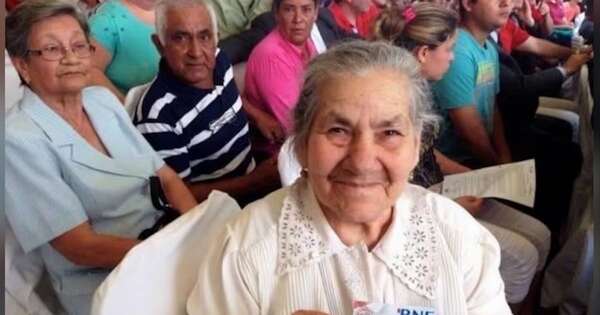 La Nación / Adultos mayores de 70 años ya pueden cobrar pensión desde ayer