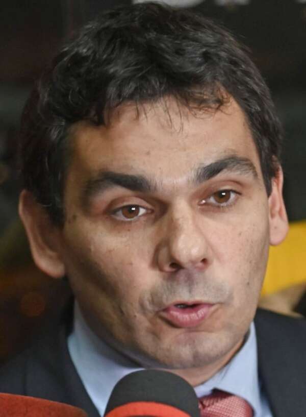 Director del IPS se  enreda más al justificar sus ingresos - Política - ABC Color