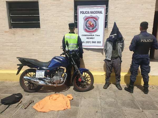 Cae joven con cuatro antecedentes tras hurto de motocicleta en Ñemby - Policiales - ABC Color