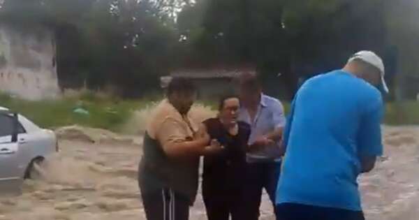 Diario HOY | Dos mujeres salvadas del raudal en una tarde: una repartidora y una automovilista