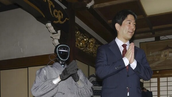 Un monje robot que puede dar consejos espirituales con IA fue presentado en Japón