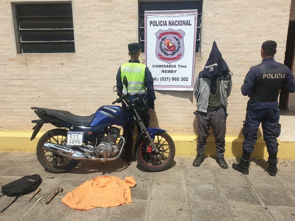 Joven con varios antecedentes es detenido con moto robada - trece