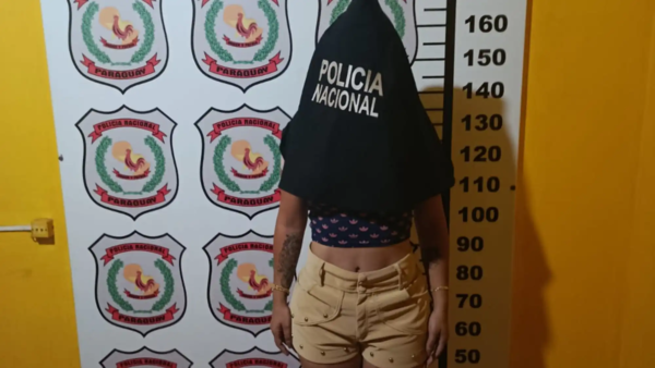 Le quitó su celular a punta de pistola para revisar sus mensajes de WhatsApp