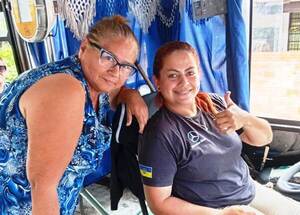 Kuña guapa maneja un colectivo •