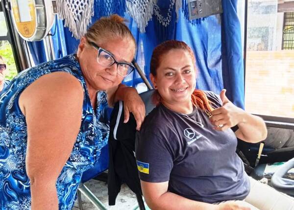 Kuña guapa maneja un colectivo •