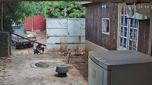 Iba a abrir el portón, un tirante le cayó en la cabeza y murió