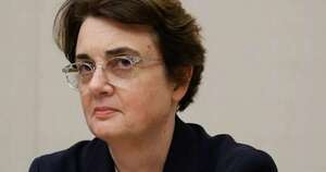 La Nación / Cuatro meses después del robo de joyas renuncia la presidenta del Louvre