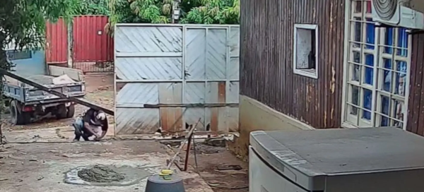 Iba a abrir el portón, un tirante le cayó en la cabeza y murió