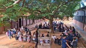 Alumnos inician clases bajo árboles por falta de aulas seguras en Arroyito