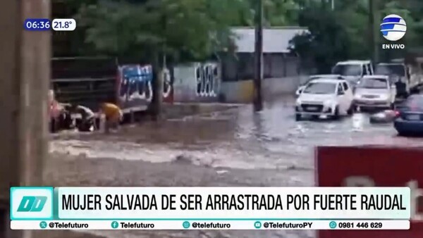 Héroes salvaron a una mujer de ser arrastrada por el raudal.