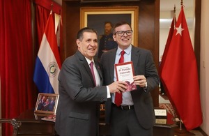 José Fernando Duarte presenta libro sobre el Partido Colorado
