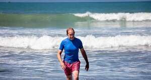 La Nación / Alcalde neozelandés nadó en el mar para alejar temor por contaminación