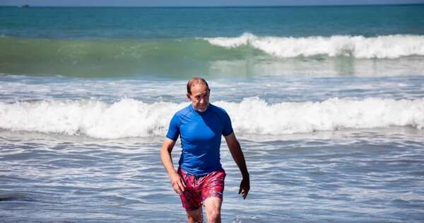 La Nación / Alcalde neozelandés nadó en el mar para alejar temor por contaminación