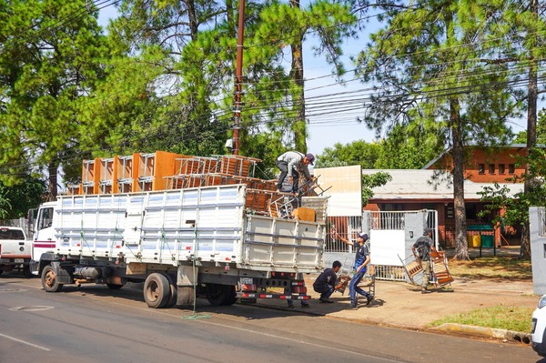 Municipalidad de Encarnación entrega mobiliario a escuelas para acompañar crecimiento de matrícula