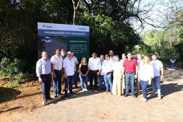 Director general de Itaipú verifica el avance de asfaltados y empedrados en Cordillera por el Plan 1000 | DIARIO PRIMERA PLANA