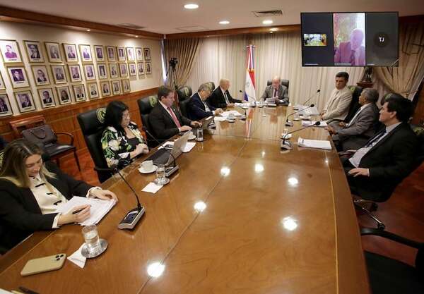 Mayoría en Tribunal de Ética salva a ministros asistentes a reunión secreta de sanción - Nacionales - ABC Color